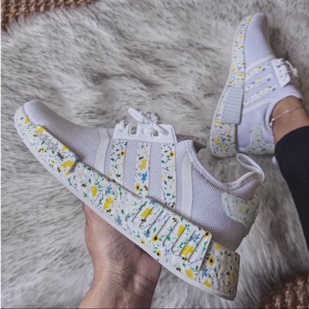 NWT ❤️ Rare Adidas NMD R1 Daisy Bee